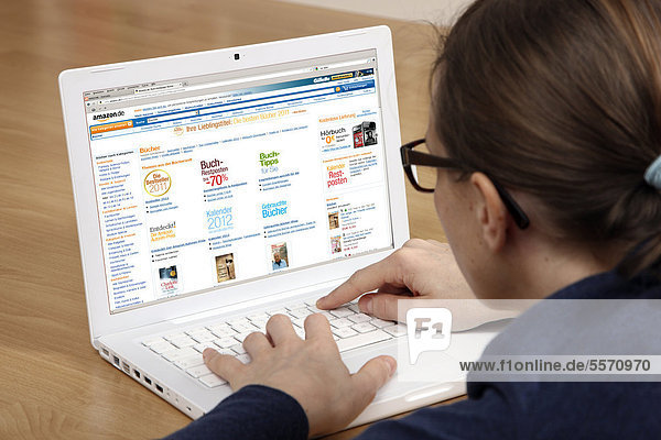 Frau am Laptop surft im Internet  Internetkaufhaus Amazon