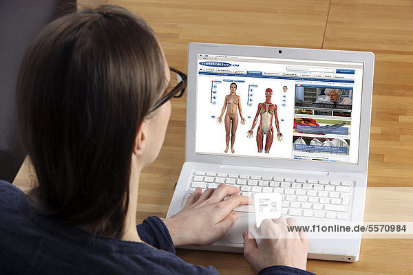 Frau am Laptop surft im Internet  Medizinseite  Netdoktor  Online-Ratgeber bei Gesundheitsfragen  Analyse von Krankheitssymptomen