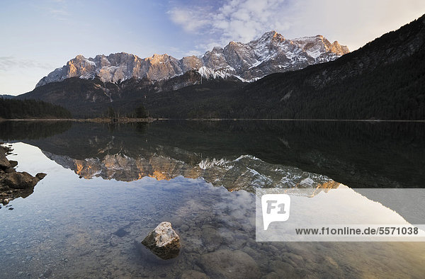 Zugspitze und Wettersteingebirge spiegeln sich im Eibsee Garmisch-Partenkirchen Bayern Deutschland Europa