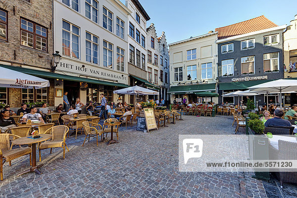 Straßencafes am Grote Markt Marktplatz  Altstadt von Brügge  UNESCO Weltkulturerbe  Westflandern  Flämische Region  Belgien  Europa