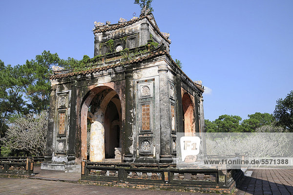 Stelenpavillon  Grabmal Kaiser Tu Duc  Hue  Vietnam  Südostasien