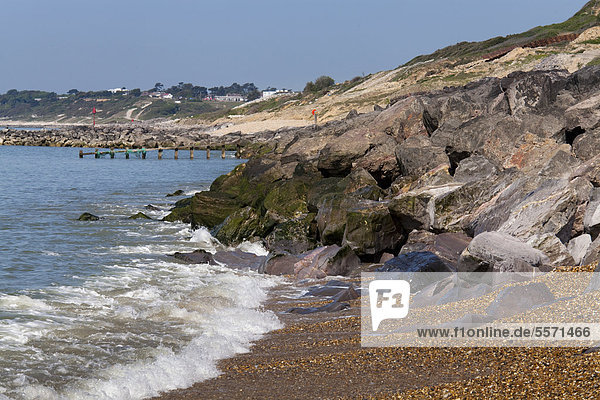 Steinbuhnen aus Felsen  Küstenschutz in Barton on Sea  Hampshire  England  Großbritannien  Europa