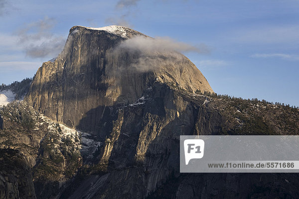 Half Dome  2693 m  im Yosemite Nationalpark  ein Granitfelsen der sich mehr als 1444 m über dem Talboden erhebt  Yosemite  Kalifornien  USA