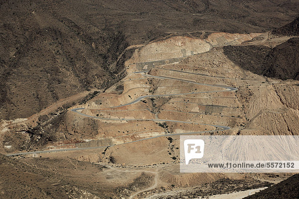 Landschaft des südlichen Dhofar  Jabal al-Qamar  Serpentinenstraße nach Jemen  Oman  Arabische Halbinsel  Naher Osten