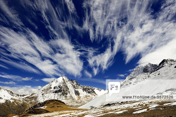 Wolkenhimmel mit verschneiten Andenberge  La Paz  Bolivien  Südamerika