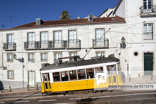 Historische Straßenbahn Electrico Linie 28 im Altstadtviertel Alfama in Lissabon  Portugal  Europa