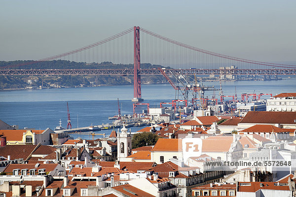 Lissabon Hauptstadt Europa Palast Schloß Schlösser Stadt Geschichte Brücke Fluss Nostalgie Ansicht Aussichtspunkt Miradouro maurisch Portugal