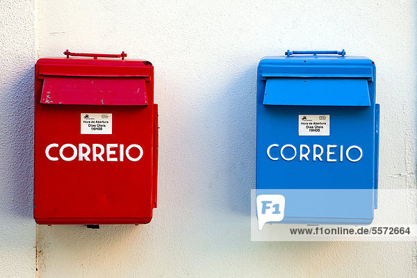 Briefkästen der portugiesischen Post  Correio  in rot und blau für unterschiedliche Leerungszeiten  im Stadtteil Belem in Lissabon  Portugal  Europa