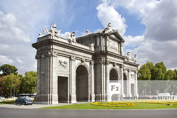 Torbogen Puerta de Alcala auf dem Platz Plaza de la Independencia  in Madrid  Spanien  Europa