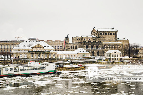 Elbufer im Schnee  Elbe für Schifffahrt gesperrt  Dresden  Sachsen  Deutschland  Europa  ÖffentlicherGrund
