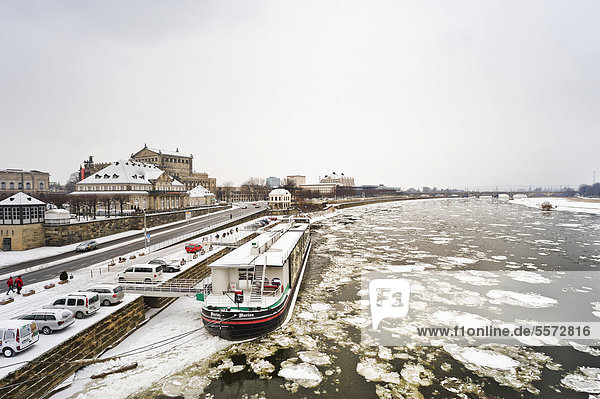 Bank of the Elbe River in the snow  the Elbe is closed to shipping  Dresden  Saxony  Germany  Europe  PublicGround