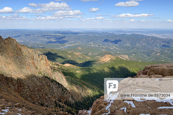 Ausblick vom Pikes Peak Highway auf den Pike National Forest  Colorado Springs  Colorado  USA