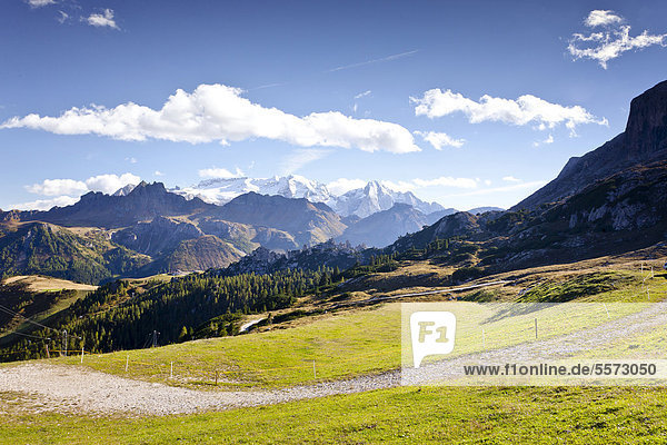 Beim Boeseekofel-Klettersteig in Corvara  hinten die Marmolata  Dolomiten  Südtirol  Italien  Europa