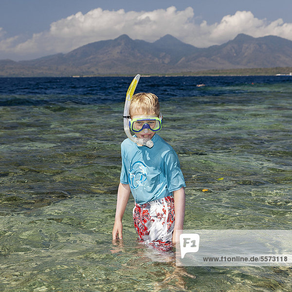 Junge mit Taucherbrille und Schnorchel  Insel Menjangan Island  Westbali  Insel Bali  Indonesien  Südostasien  Asien
