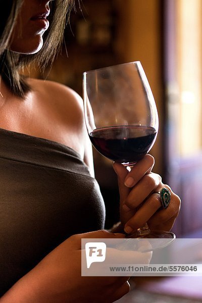 Frau mit Rotwein