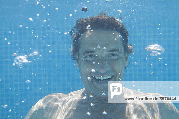 Mann unter Wasser  Portrait