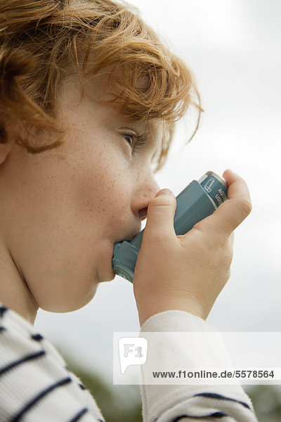 Junge mit Asthma-Inhalator