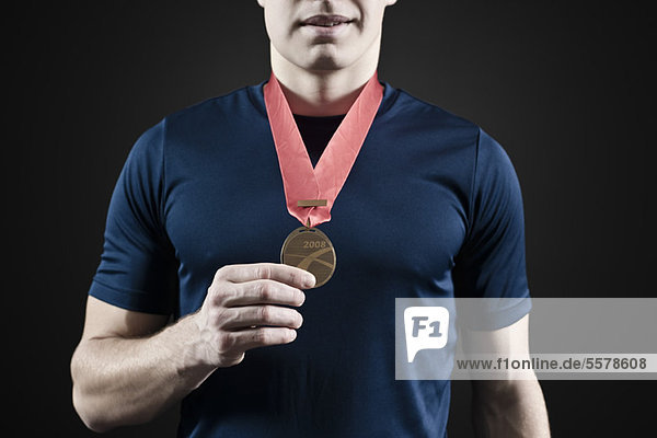 Männlicher Athlet mit Medaille  Mittelteil