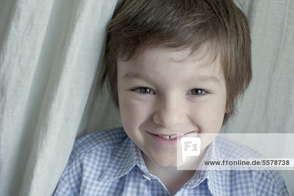 Junge lächelt in die Kamera  Porträt