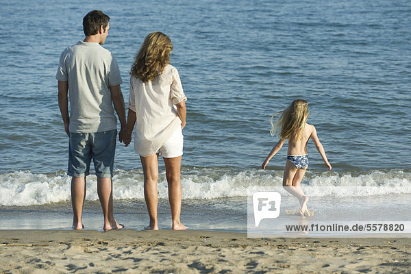 Familie am Strand  Rückansicht