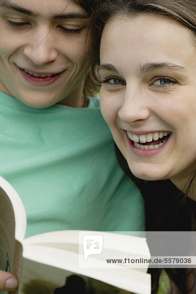 Junges Paar liest Buch zusammen  Porträt