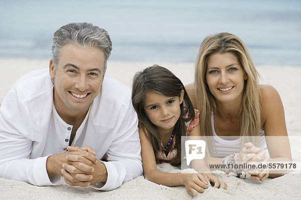 Familie am Strand liegend  Portrait