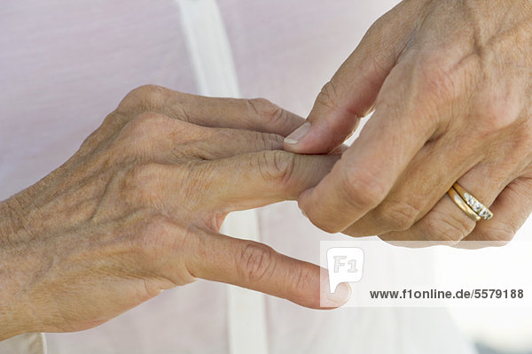 Seniorenfrau reibt Knöchel  abgeschnitten