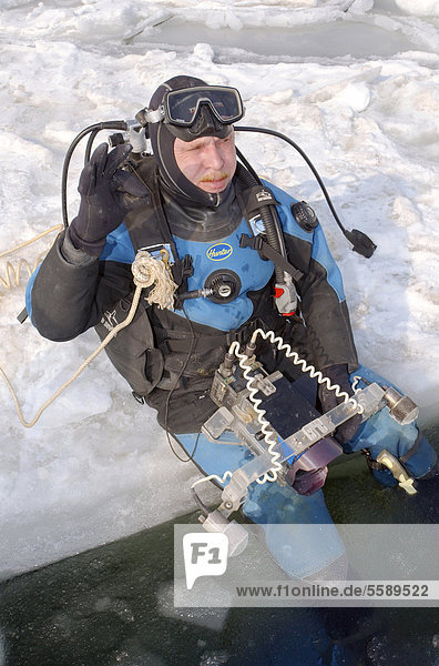 Taucher bereiten sich auf das Eistauchen im zugefrorenen Schwarzen Meer vor,  ein seltenes Phänomen,  das zuletzt 1977 auftrat,  Odessa,  Ukraine,  Osteuropa,  Europa