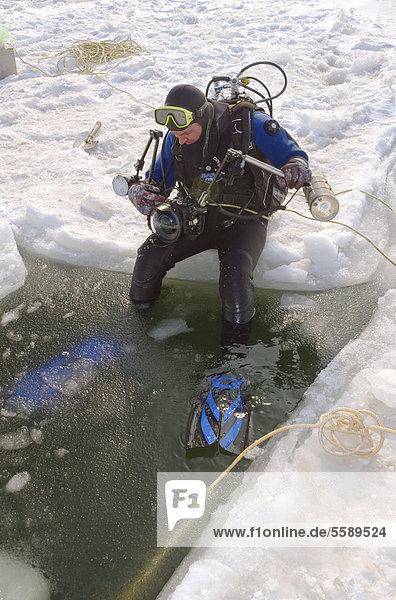 Taucher bereitet sich auf das Eistauchen im zugefrorenen Schwarzen Meer vor,  ein seltenes Phänomen,  das zuletzt 1977 auftrat,  Odessa,  Ukraine,  Osteuropa,  Europa