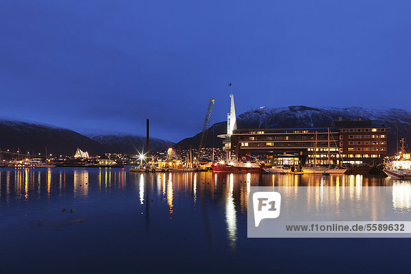 Teil des Hafengebiets von Troms¯  Tromso bei Nacht  mit Ishavshotel und der Tromsdalen Kirche  Eismeerkathedrale  Ishavskatedralen  Norwegen  Europa