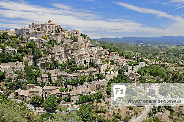 Blick auf Gordes  Vaucluse  Provence-Alpes-Cote d'Azur  Südfrankreich  Frankreich  Europa  ÖffentlicherGrund