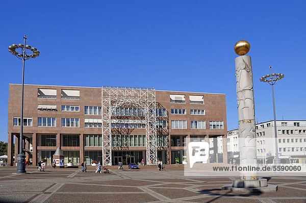 Neues Rathaus und Friedenssäule am Friedensplatz Dortmund Nordrhein-Westfalen Deutschland ÖffentlicherGrund
