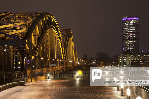 Rheinbrücke Hohenzollernbrücke  Köln Triangle  Köln  Rheinland  Nordrhein-Westfalen  Deutschland  Europa  ÖffentlicherGrund