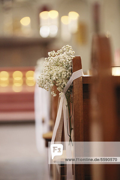 Blumenschmuck, Dekoration in der Kirche bei einer kirchlichen Hochzeit - Stockfoto