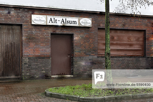 Abandoned restaurant with closed shutters Projekt Gruenguertel green belt project Bruckhausen quarter Duisburg North Rhine-Westphalia Germany Europe