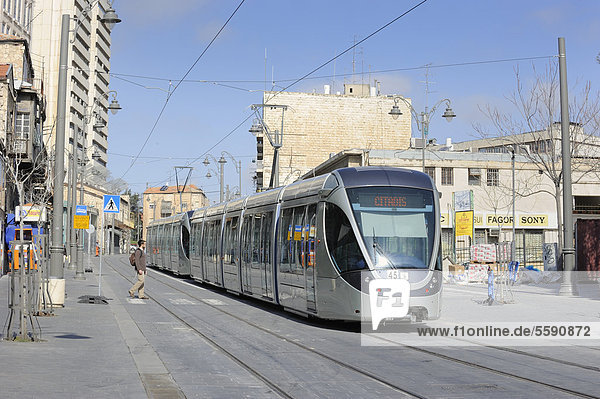 Straßenszene auf der Jaffa-Straße mit der neuen Straßenbahn  Stadtbahn  Jerusalem  Israel  Naher Osten  Vorderasien