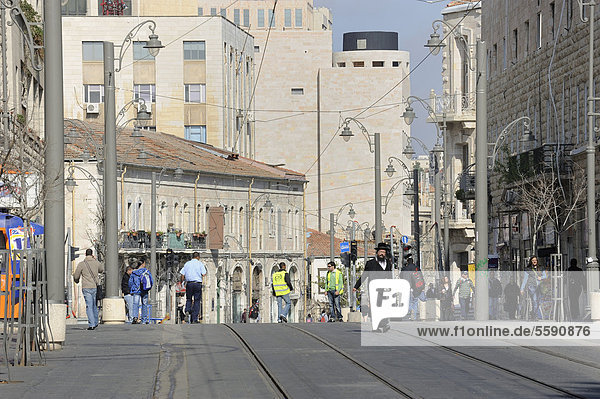 Straßenszene auf der Jaffa-Straße mit orthodoxem Juden und den Schienen der neuen Straßenbahn  Stadtbahn  Jerusalem  Israel  Naher Osten  Vorderasien
