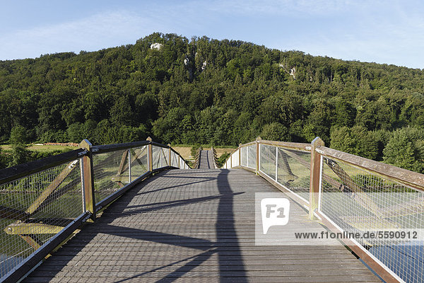 'Holzbrücke ''Tatzelwurm'' über Altmühl  Essing  Altmühltal  Niederbayern  Bayern  Deutschland  Europa  ÖffentlicherGrund'