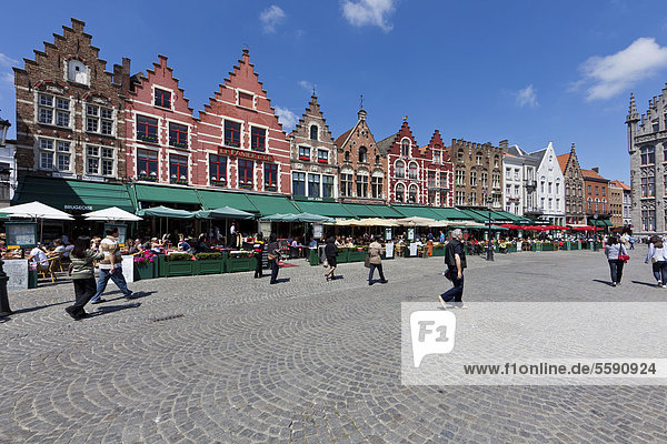 Zunfthäuser mit Straßenrestaurants am Grote Markt Marktplatz  Altstadt von Brügge  UNESCO Weltkulturerbe  Westflandern  Flämische Region  Belgien  Europa