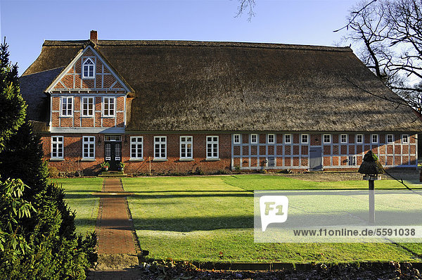 Schillingshof  altes reetgedecktes Bauernhaus von 1857  renoviert 1985  heute als Wohnhaus genutzt  Dorfstraße  Vögelsen  Niedersachsen  Deutschland  Europa