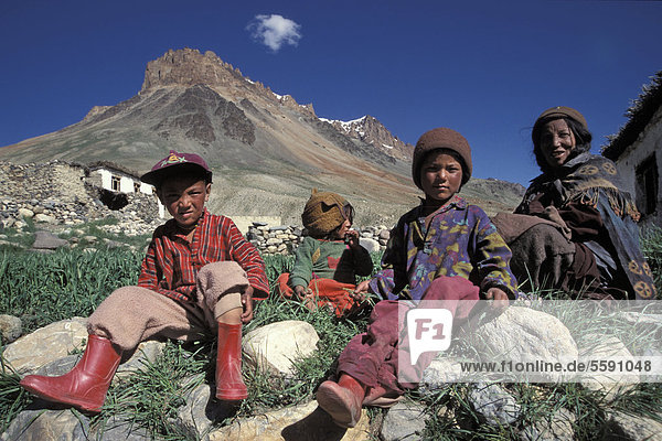 Mutter mit drei Kindern  Kargyak  Zanskar  Ladakh  Himalaya  Jammu und Kaschmir  Nordindien  Indien  Asien