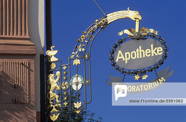 Altes Apothekenschild  Bad Mergentheim  Hohenlohe  Baden-Württemberg  Deutschland  Europa