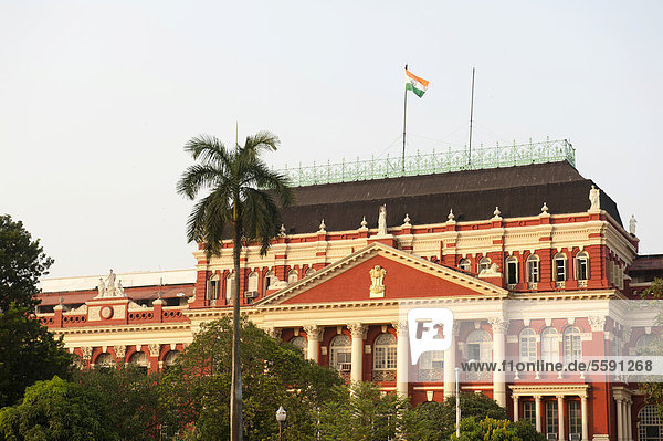 Britische Kolonialarchitektur  Regierungssitz Writers' Building  BBD Bag  Dalhousie Square  Platz  indische Flagge  Kalkutta  Kolkata  Westbengalen  Indien  Südasien  Asien