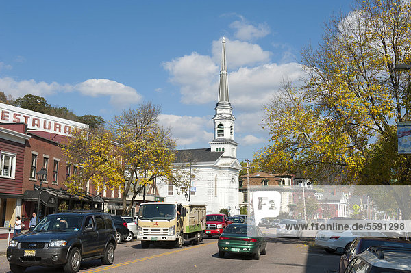 Main Street in Downtown  Hauptstraße mit weißer Kirche  Montpelier  Vermont  Neuengland  USA  Nordamerika  Amerika