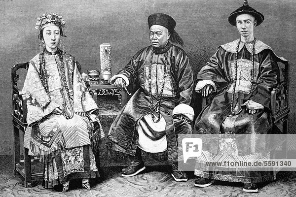Kriegs- und Zivilmandarin neben einer Mandarinfrau im kaiserlichen China  historischer Holzstich  1886