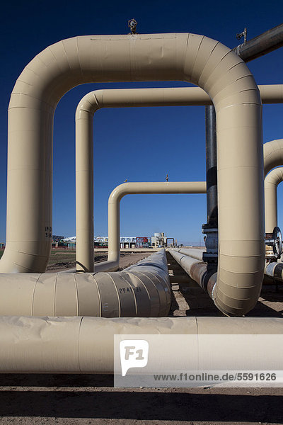 Ein geothermisches Kraftwerk  von Ormat Technologies im kalifornischen Imperial Valley betrieben  die Rohre transportieren heißes Wasser oder Dampf aus der Tiefe  heißes Wasser oder Dampf wird zur Stromerzeugung benutzt  Brawley  Kalifornien  USA