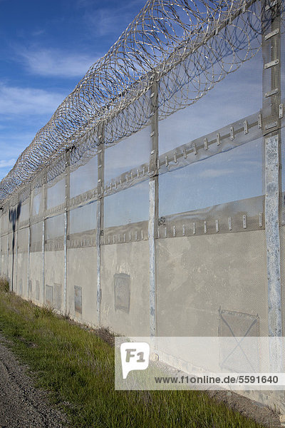Der neue Zaun der Border Patrol zwischen den USA und Mexico wurde wiederholt repariert  nachdem Löcher hineingeschnitten wurden  San Ysidro  Kalifornien  USA