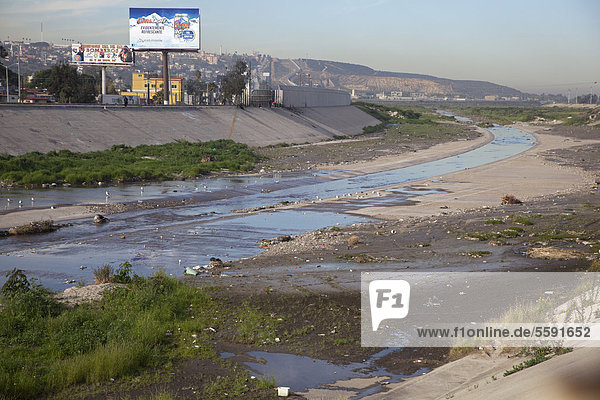 Der verschmutzte Tijuana River wie er die Vereinigten Staaten von Mexiko her erreicht San Ysidro Kalifornien USA