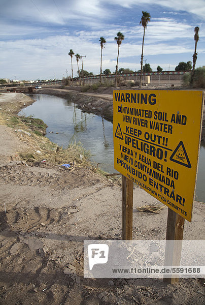 Der stark verschmutzte New River  wie er die USA von Mexiko her erreicht  die Umweltverschmutzung resultiert aus einer Mischung von ungeklärtem Abwasser  landwirtschaftlichen Abflüssen und Gewerbemüll  Calexico  Kalifornien  USA