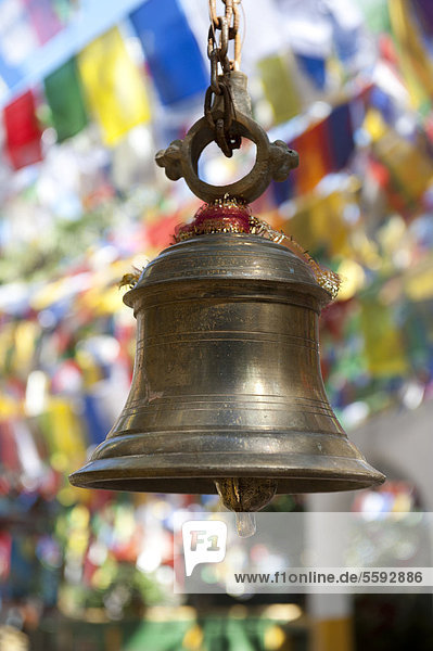 Hinduismus  Glocke  bunte Gebetsfahnen  Mahakal Hindu Temple  Tempel  Observatory Hill  Darjeeling  Westbengalen  Vorder-Himalaja  Indien  Südasien  Asien